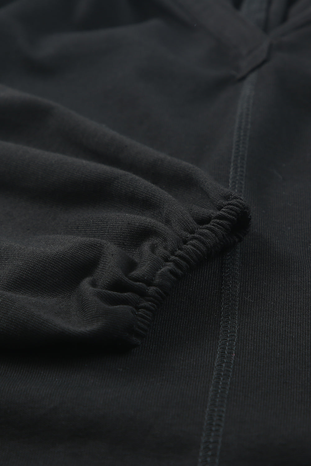 Schwarze, lässige Bluse mit V-Ausschnitt und plissiertem Detail