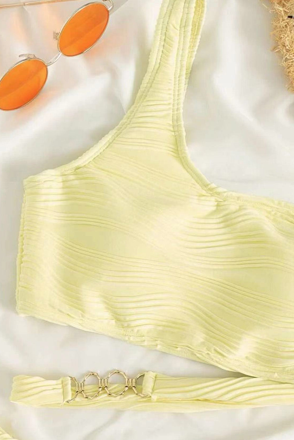 Bikini asimétrico de un hombro con textura ondulada color crema amarillo