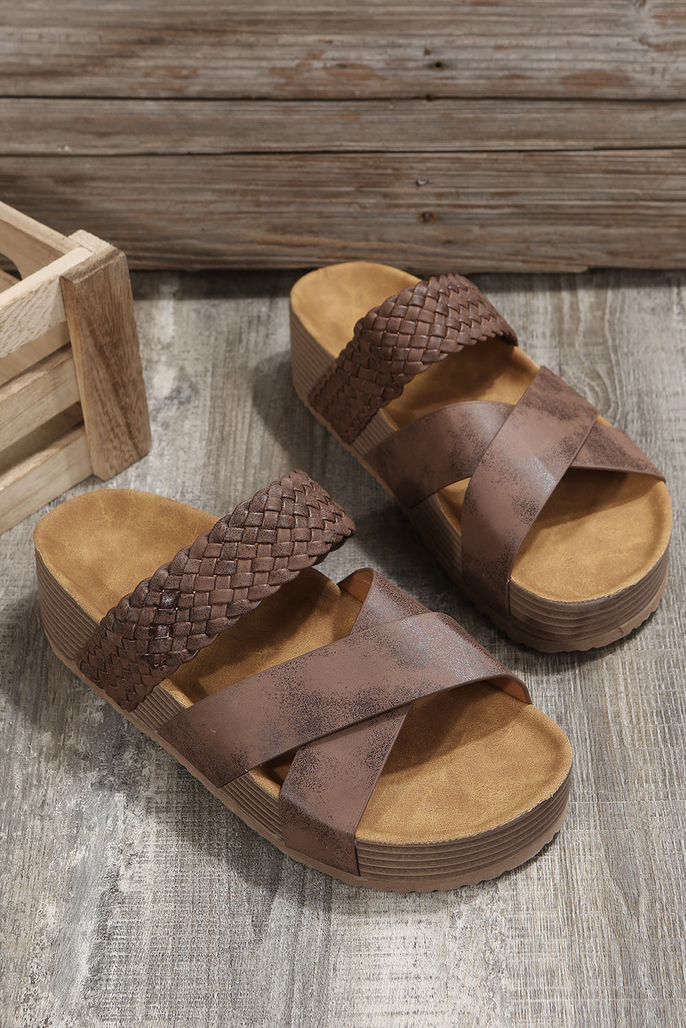 Sandalias con plataforma cruzada y detalle trenzado en beige