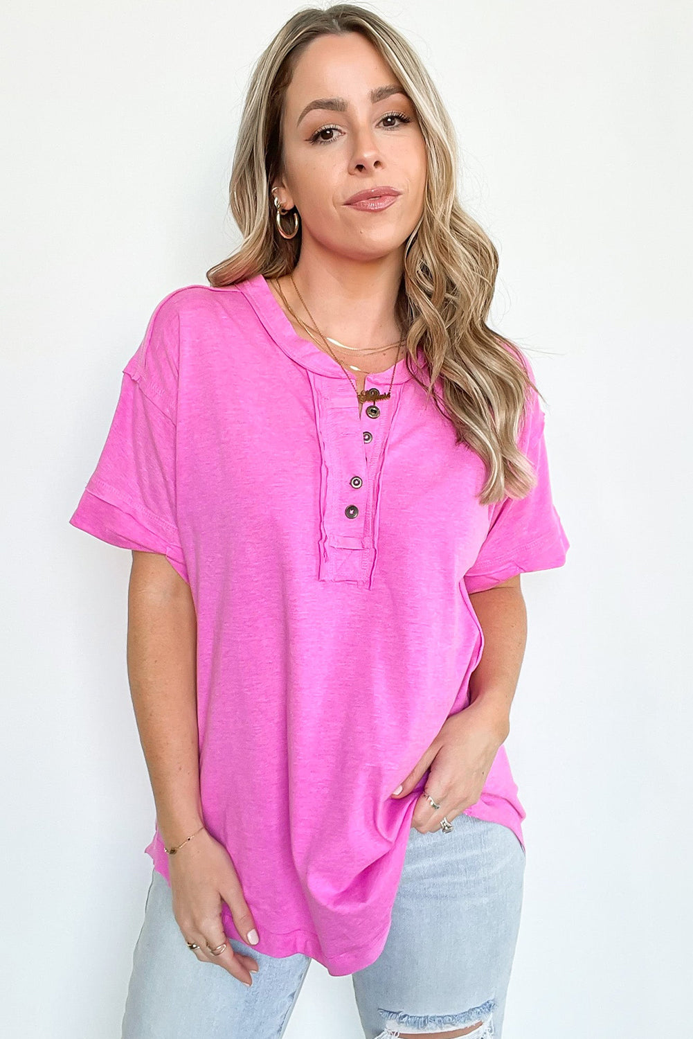 Top henley de manga corta con botones lisos en rosa