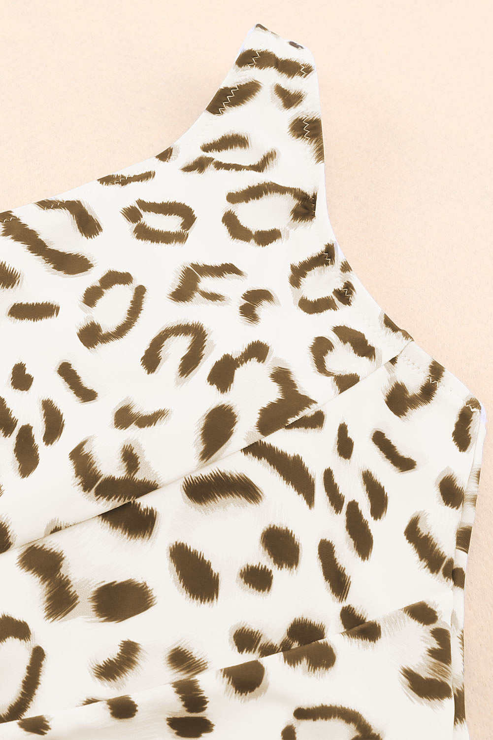 Traje de baño de una pieza con estampado de leopardo y un hombro ahuecado