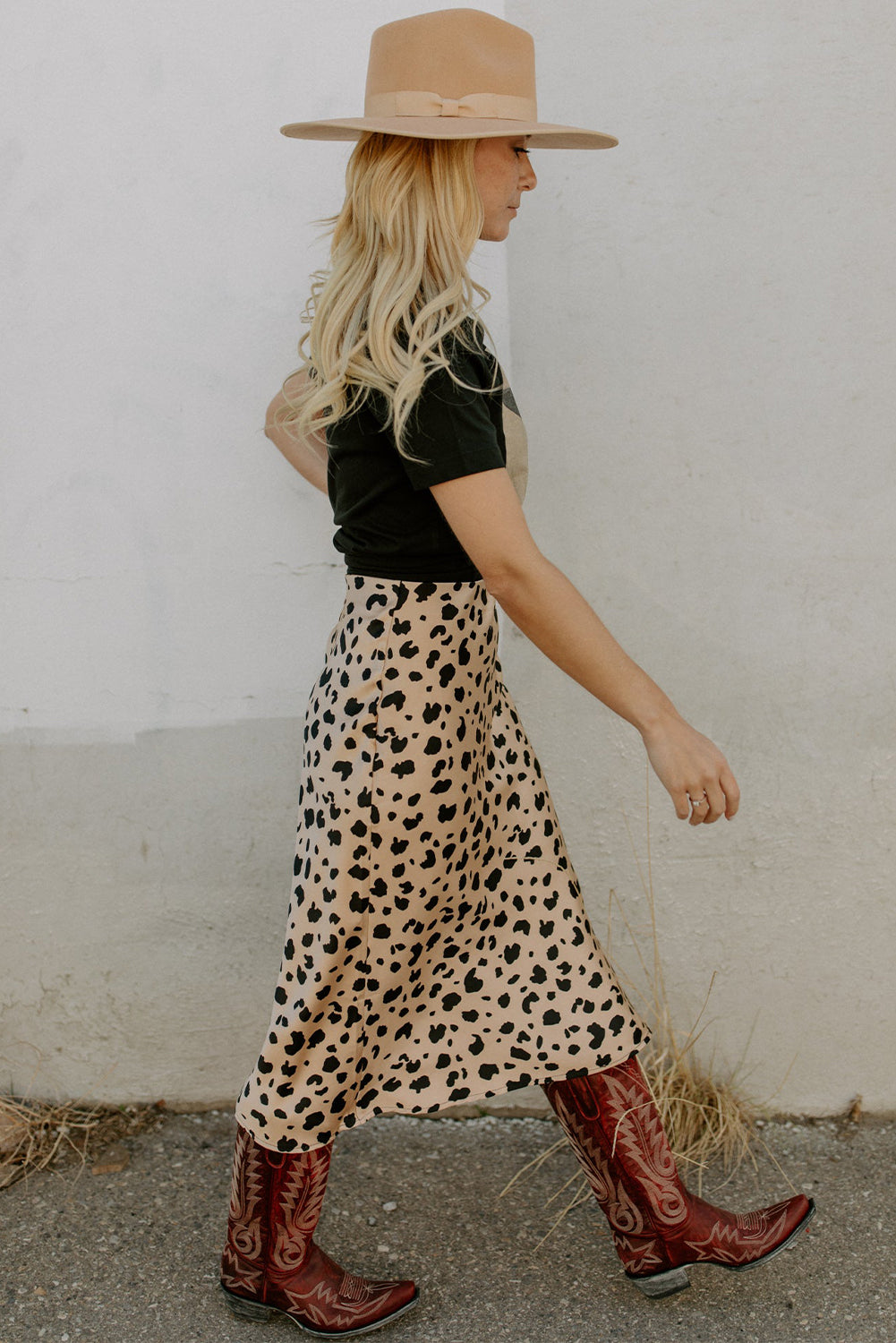 Falda midi con abertura lateral y estampado de manchas de leopardo beige