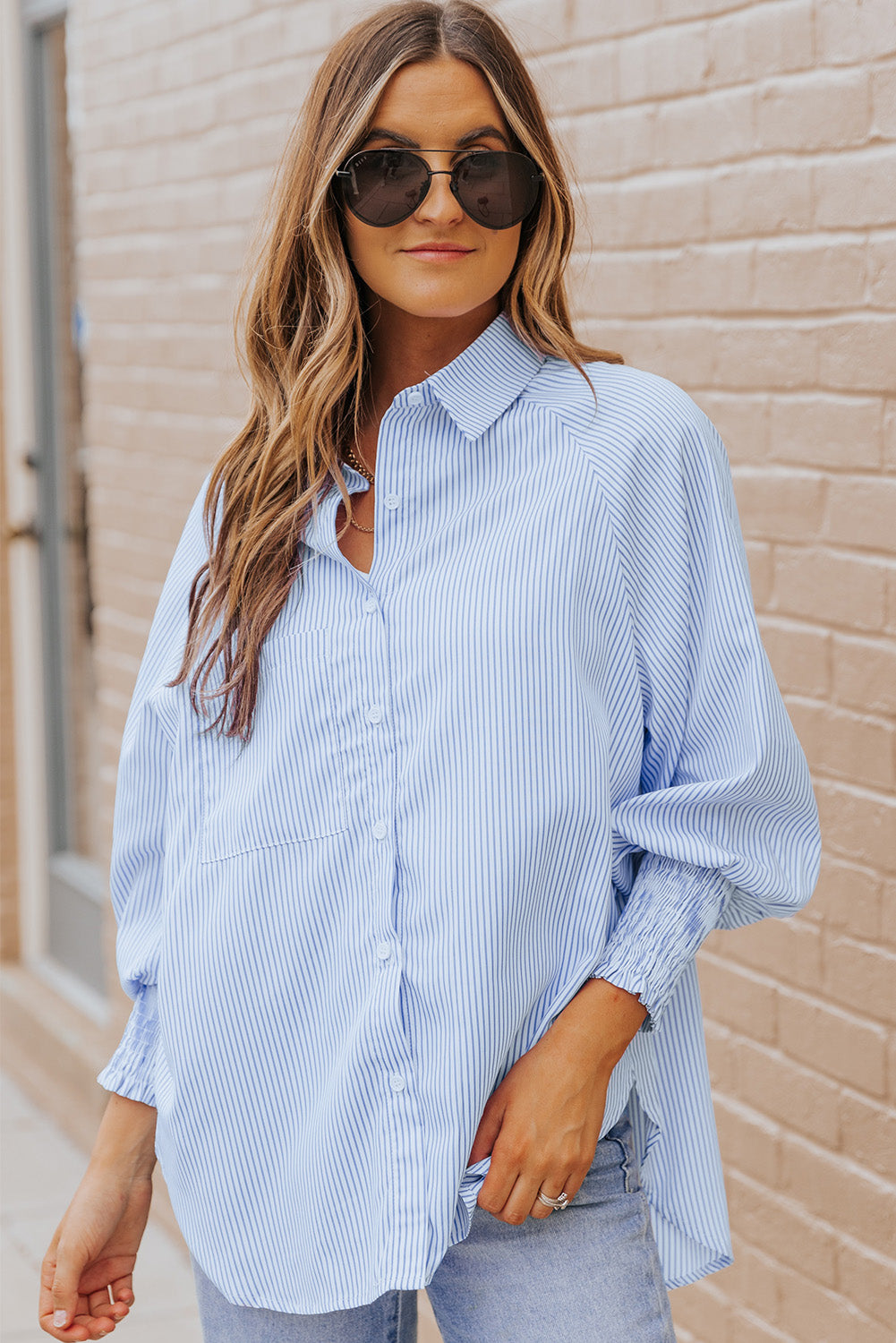 Camisa casual con puños fruncidos a rayas negras