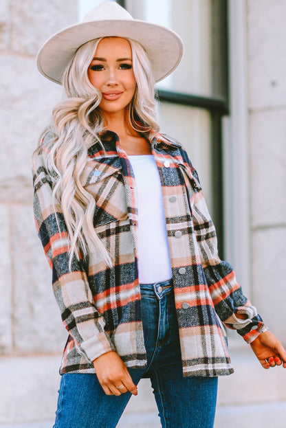 Chaqueta estilo camisa con bolsillo delantero y botones a cuadros rojos