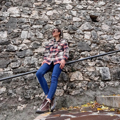 Chaqueta estilo camisa con bolsillo delantero y botones a cuadros rojos