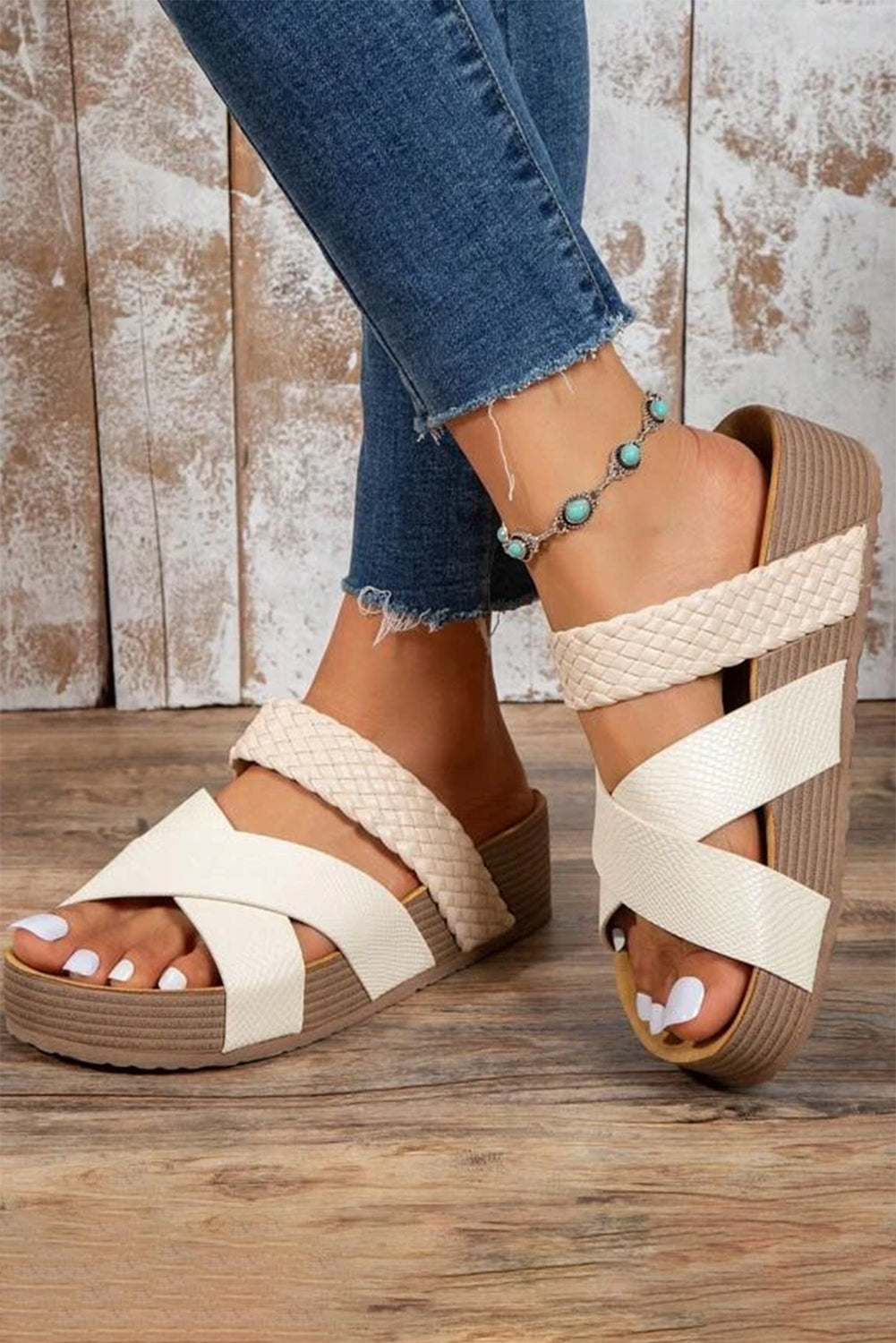 Sandalias con plataforma cruzada y detalle trenzado en beige