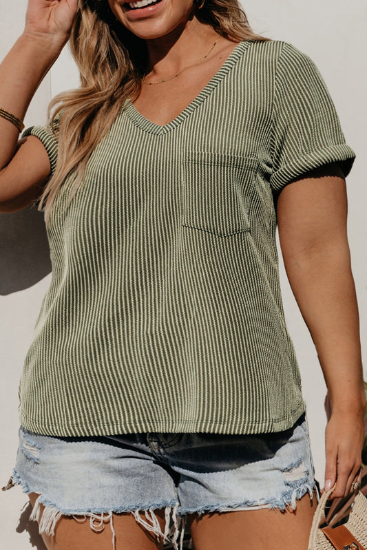 Camiseta con bolsillo de parche y cuello en V con cordón, talla grande, en verde Meadow Mist