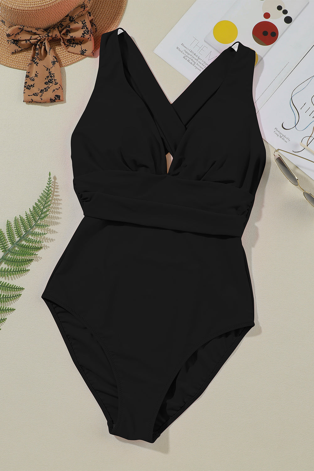 Monokini de corte alto fruncido sin espalda cruzado con cuello en V profundo negro