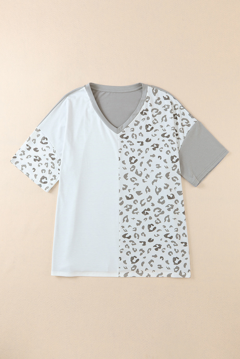 Camiseta de talla grande con cuello en V y patchwork de leopardo gris