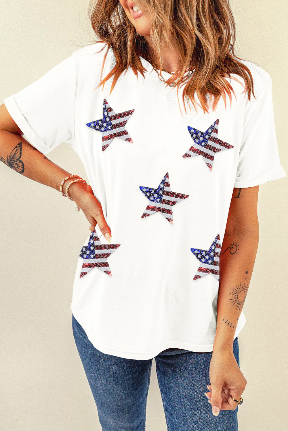 Camiseta blanca con estampado de estrella y bandera americana de lentejuelas