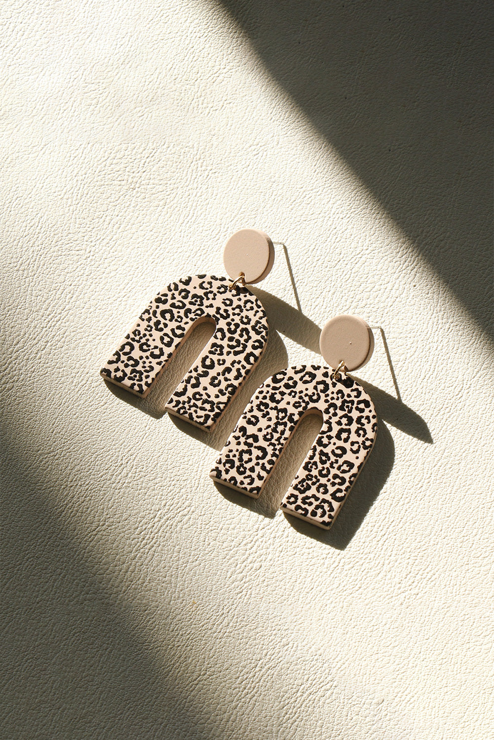 Pendientes en forma de puerta de acrílico con estampado de leopardo beige