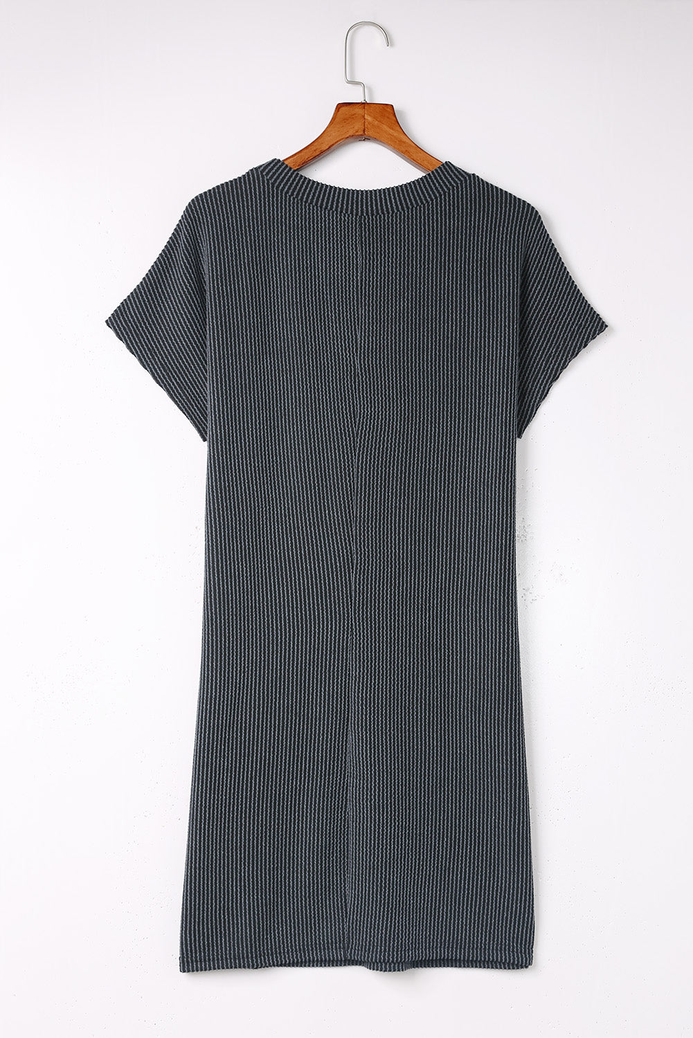 Vestido estilo camiseta informal con bolsillo en el pecho y manga corta acanalada gris