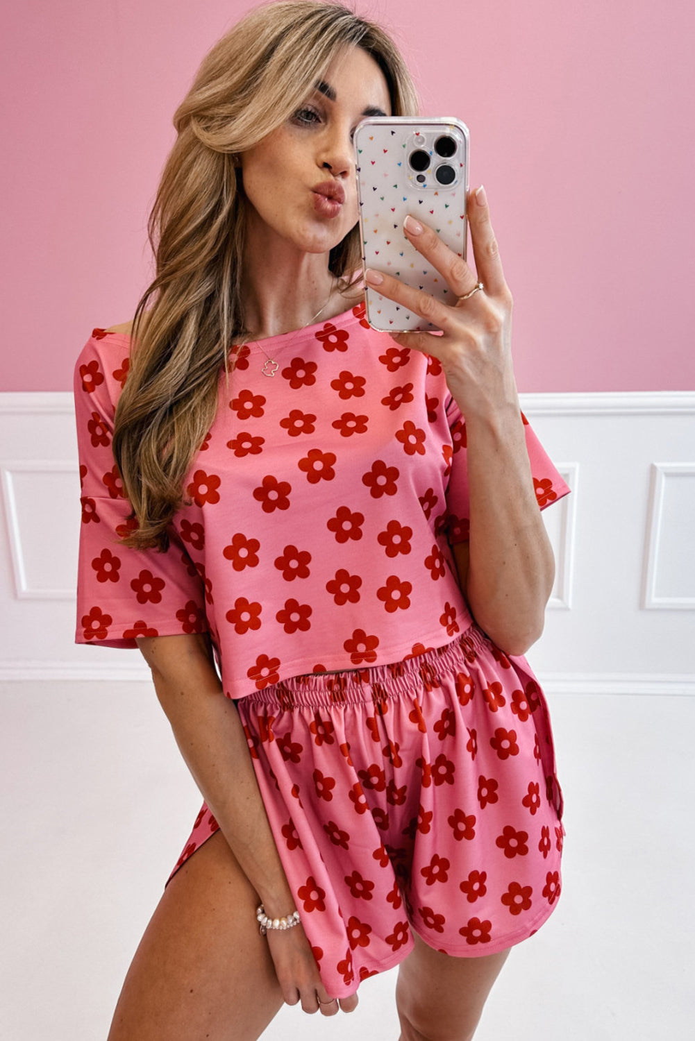 Conjunto de pijama con camiseta corta con estampado floral de rosas y pantalones cortos con aberturas