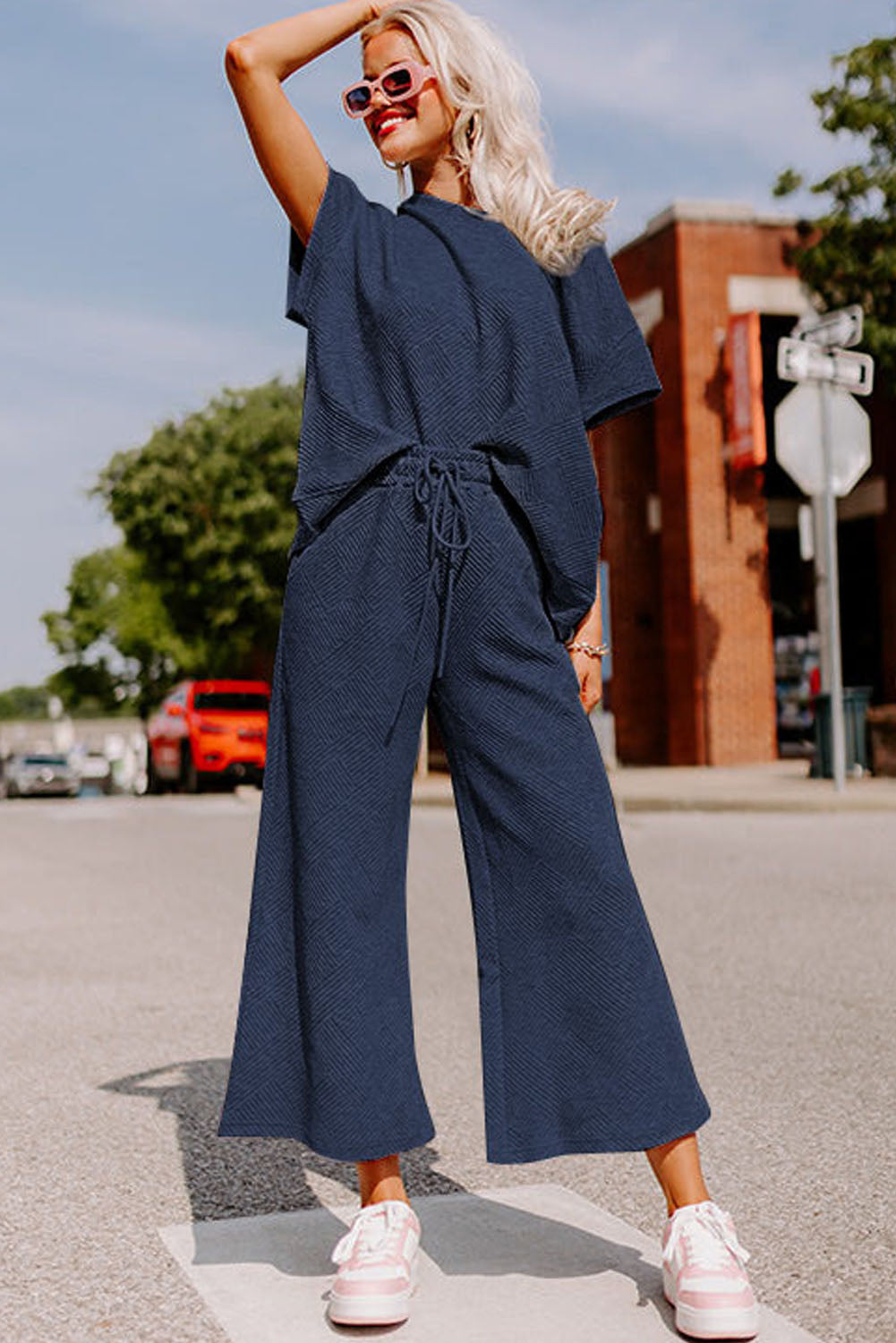 Conjunto de camiseta holgada con textura azul marino y pantalón con cordón