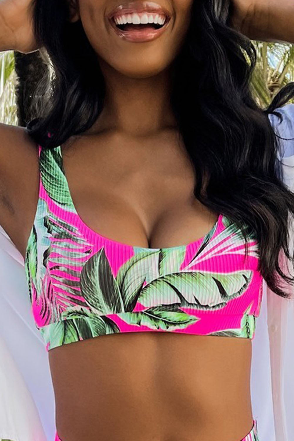 Top de bikini de canalé con estampado de plantas tropicales de rosas