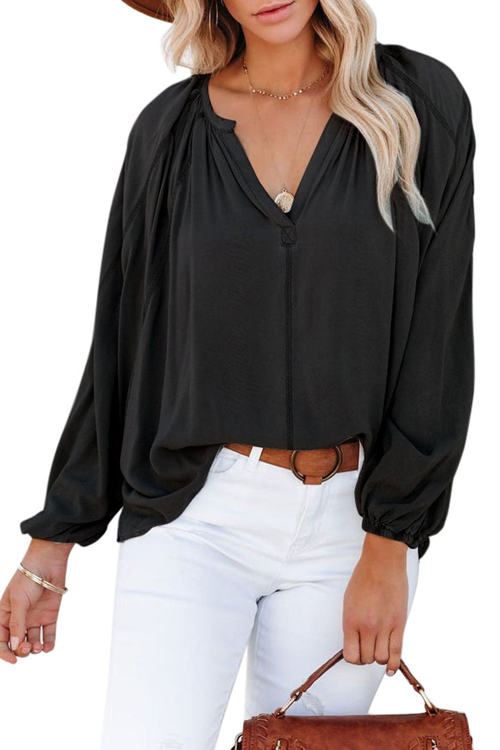 Blusa informal negra con cuello en V y detalle plisado