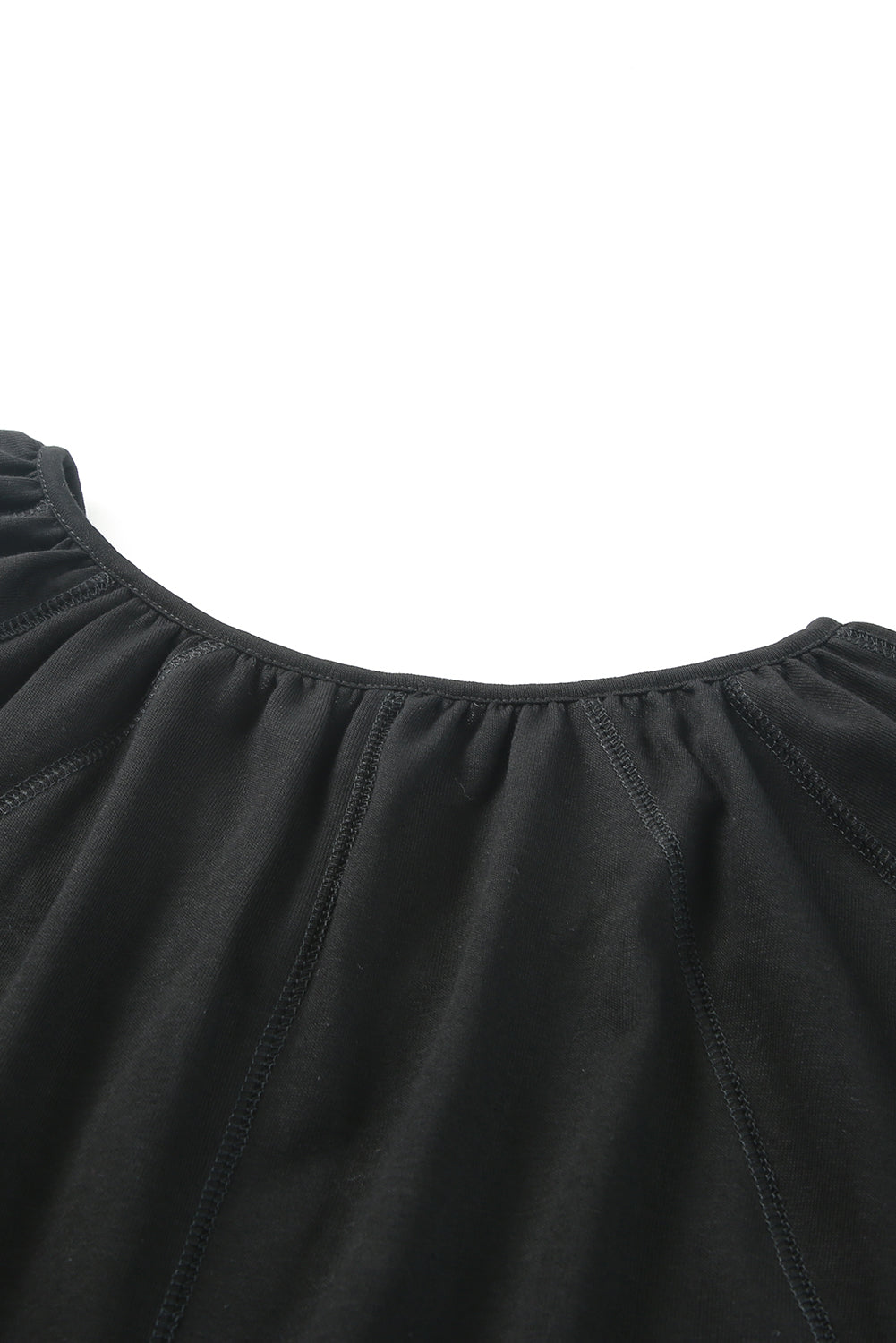 Schwarze, lässige Bluse mit V-Ausschnitt und plissiertem Detail