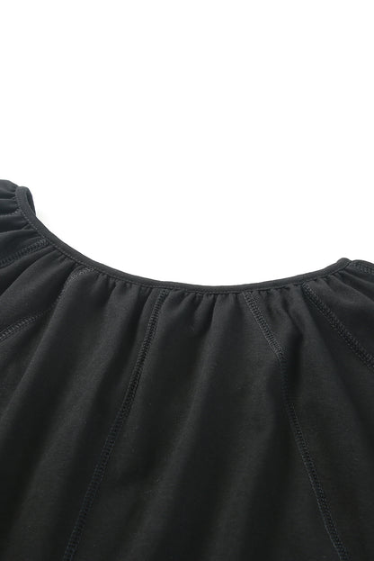 Blusa informal negra con cuello en V y detalle plisado