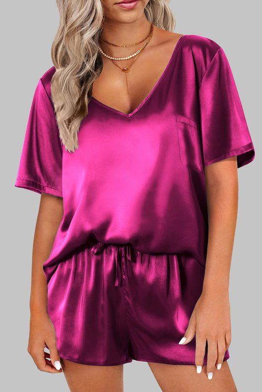 Conjunto de camiseta con cuello en V de satén rosa brillante y pantalones cortos con cordón