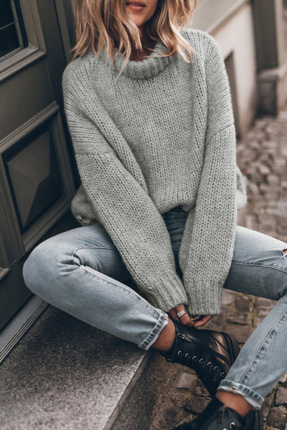 Jersey de punto grueso con hombros caídos y cuello alto gris claro