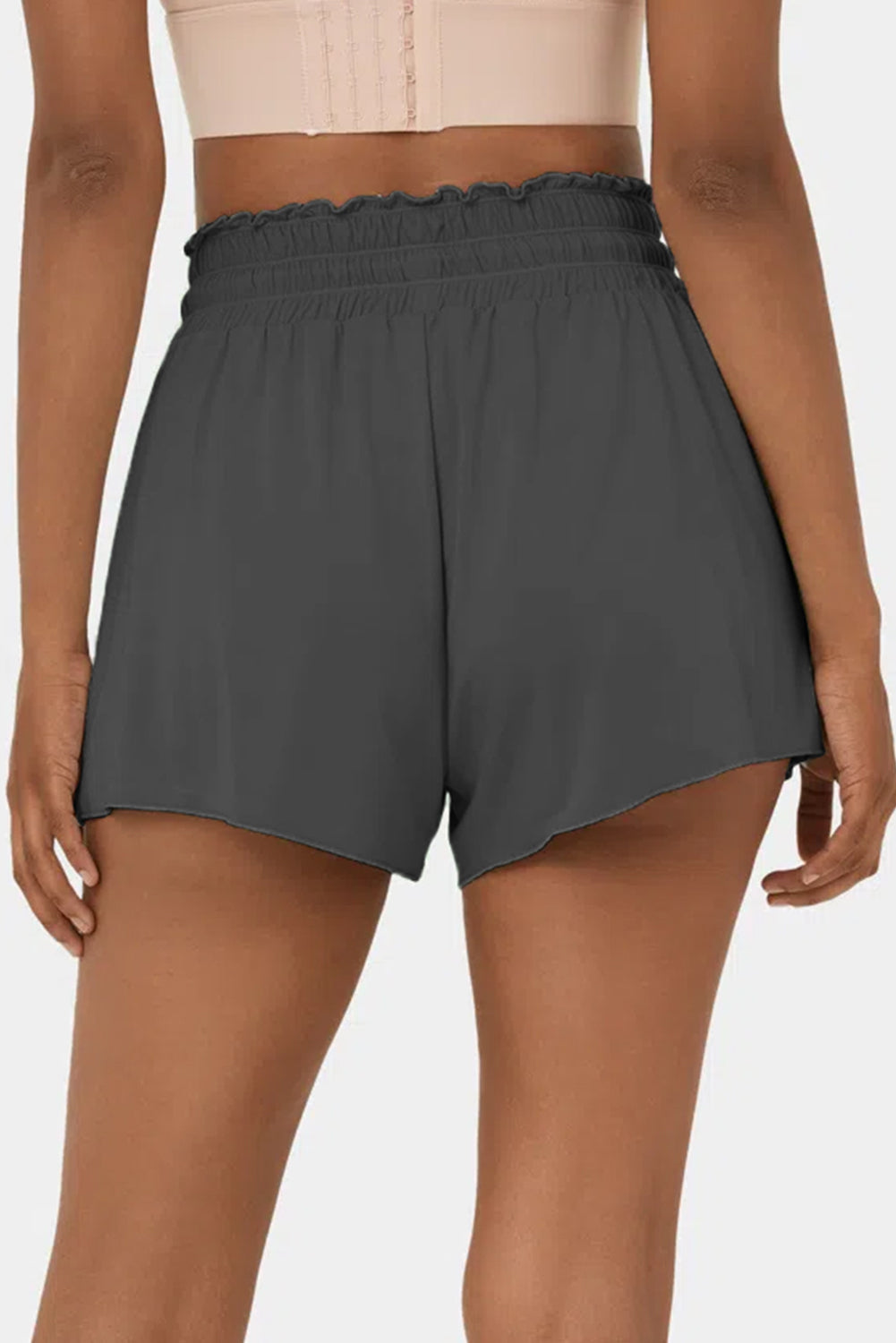 Shorts de baño cruzados con pétalos y cintura alta con volante gris oscuro