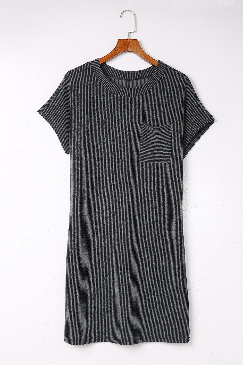 Vestido estilo camiseta informal con bolsillo en el pecho y manga corta acanalada gris