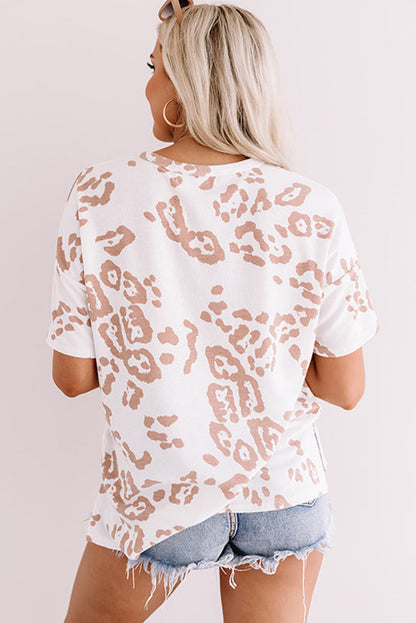 Top blanco de talla grande con estampado de leopardo y bolsillos con cuello en V