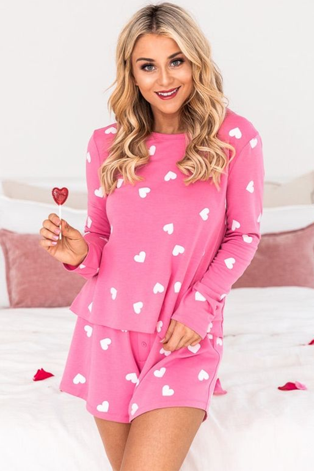 Conjunto de pijama rosa con top de manga larga y pantalones cortos con estampado de corazones de San Valentín