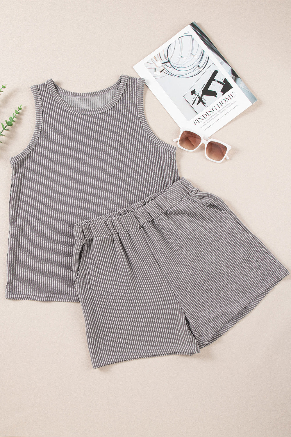 Conjunto top sin mangas con cordón gris medio y shorts con bolsillos