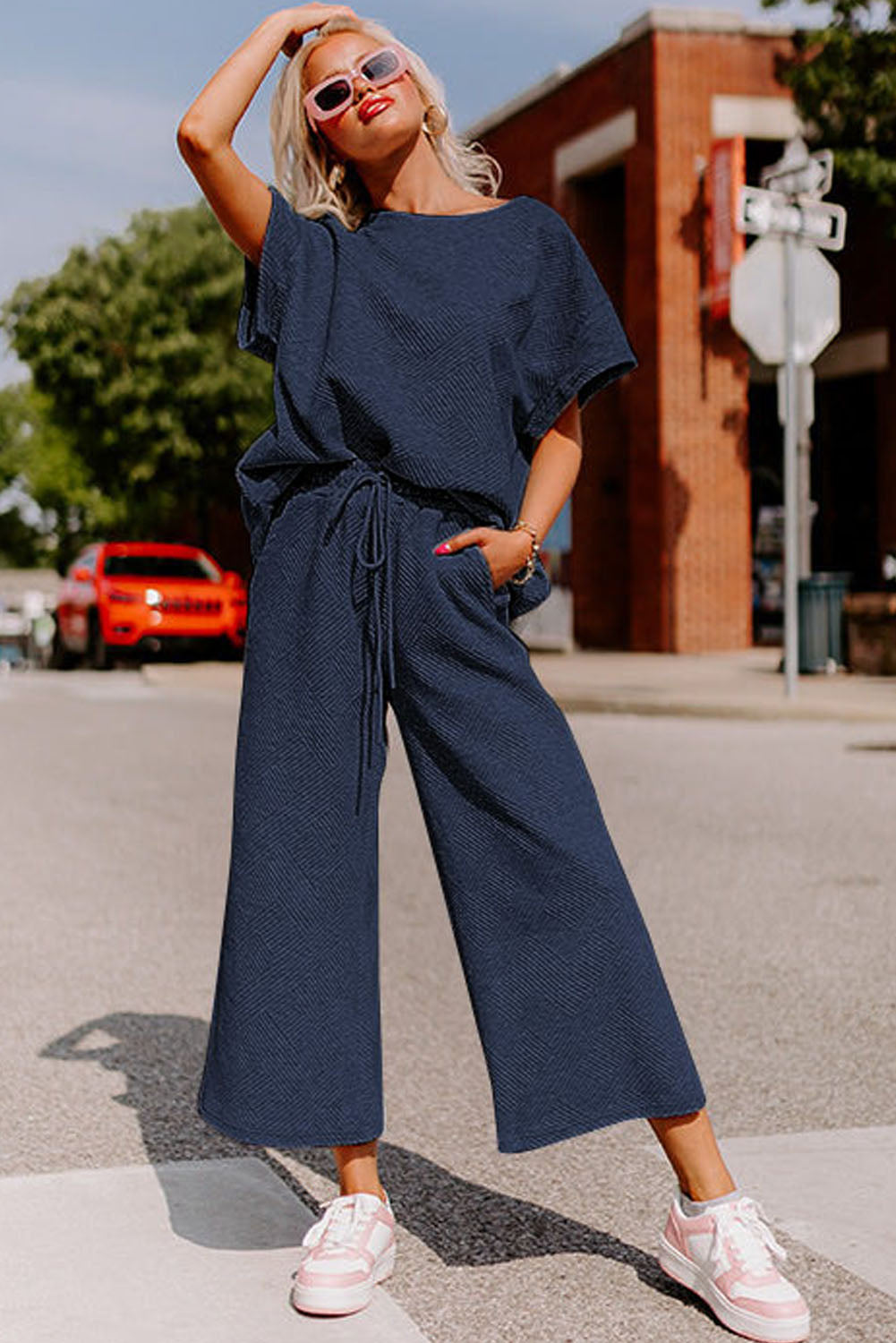 Conjunto de camiseta holgada con textura azul marino y pantalón con cordón