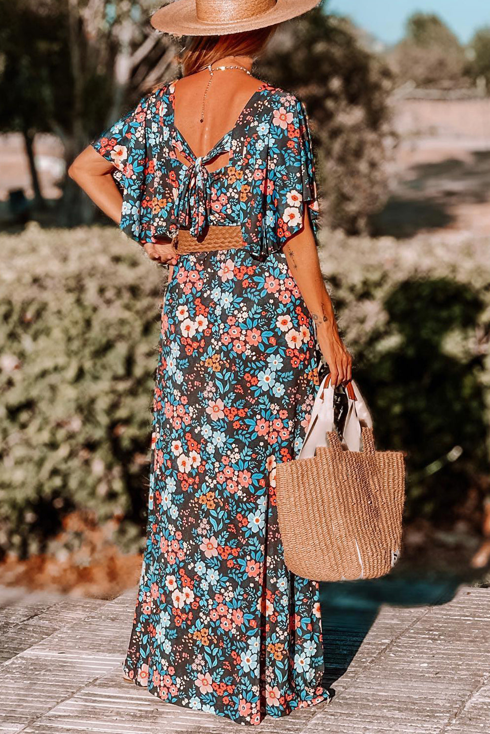 Vestido largo sin espalda anudado con estampado floral boho azul cielo