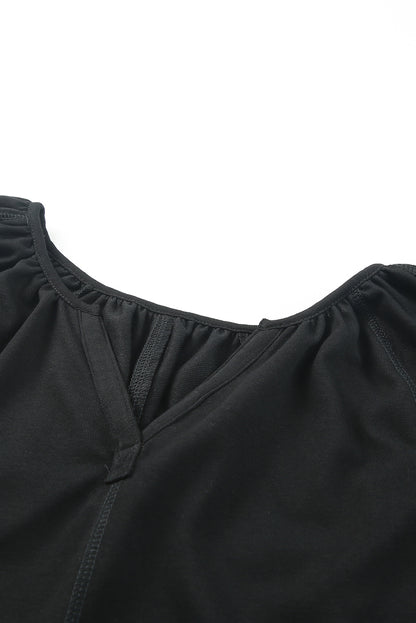 Schwarze, lässige Bluse mit V-Ausschnitt und plissiertem Detail