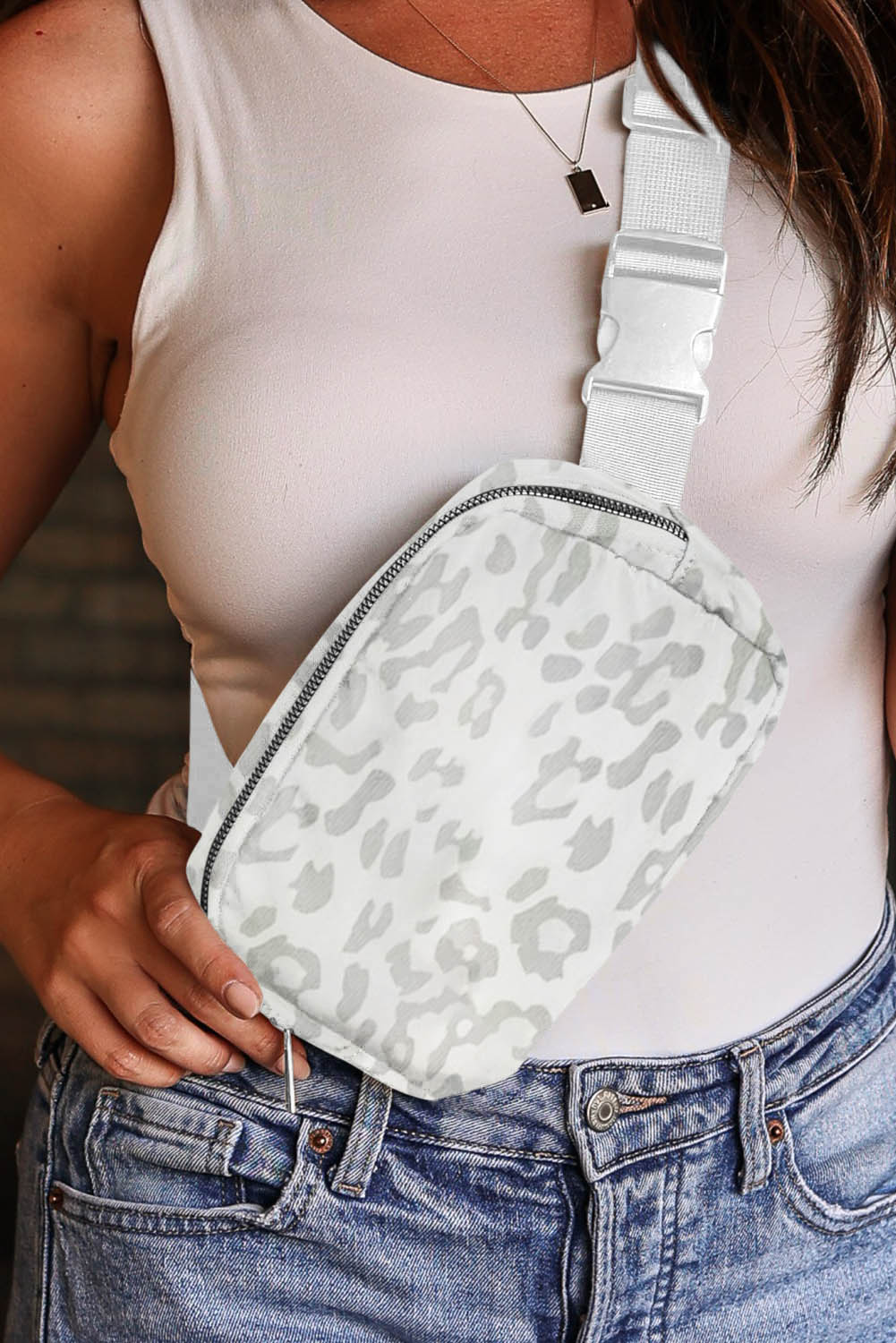 Bolso de pecho de lona con hebilla y estampado de leopardo blanco 20*5*14cm