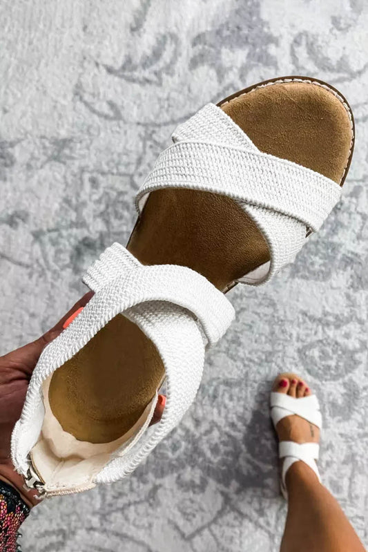 Sandalias de cuña baja con cremallera y tiras cruzadas en beige