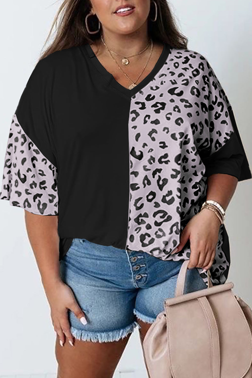 Camiseta de talla grande con cuello en V y patchwork de leopardo gris