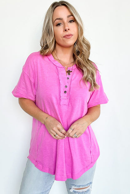 Top henley de manga corta con botones lisos en rosa