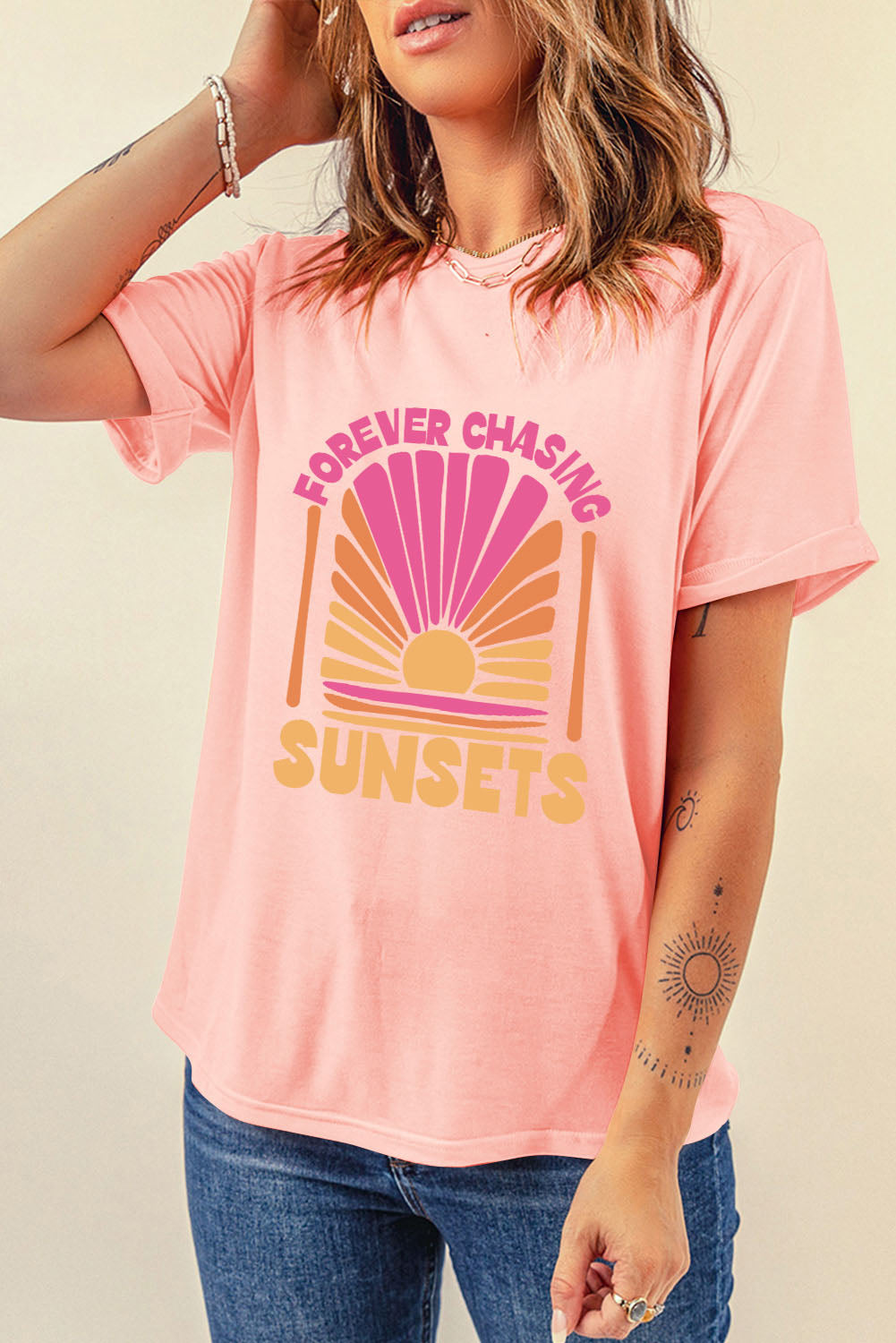 Camiseta rosa con cuello redondo y gráfico FOREVER CHASING SUNSET