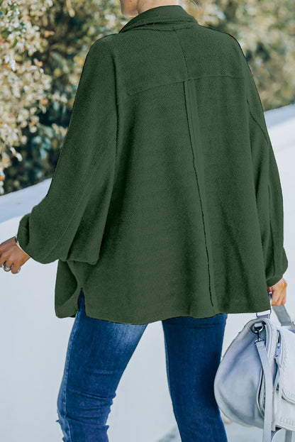 Top henley con bolsillo con solapa y manga larga de talla grande en verde negruzco