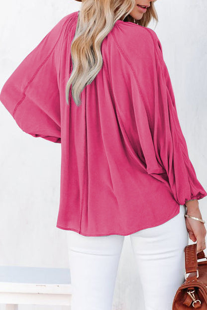 Blusa informal negra con cuello en V y detalle plisado