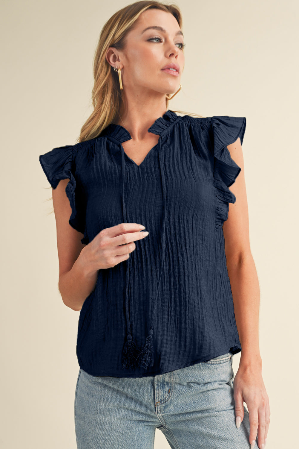 Blusa texturizada con hombros aleteados y cuello en V azul marino