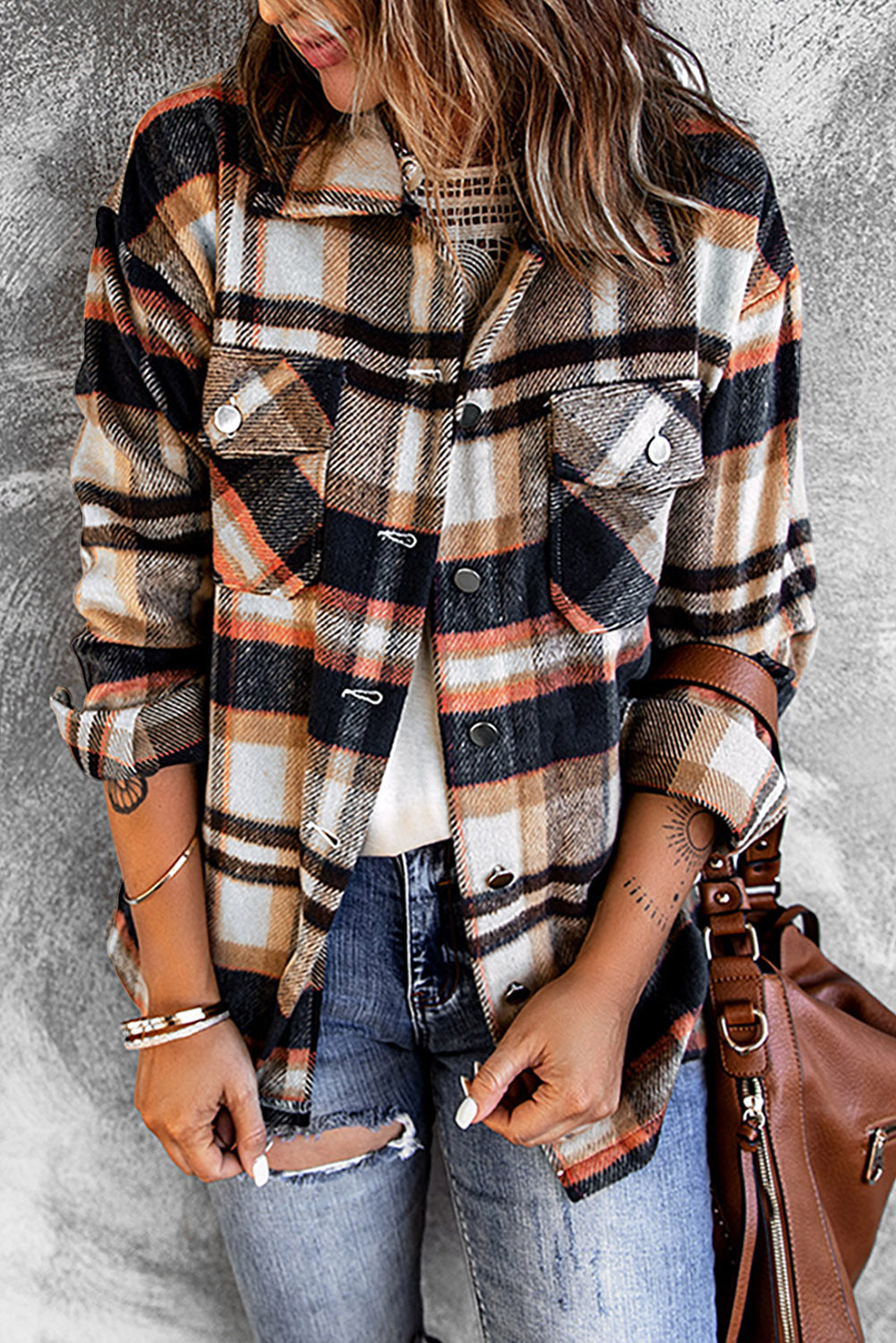 Chaqueta estilo camisa con bolsillo delantero y botones a cuadros rojos