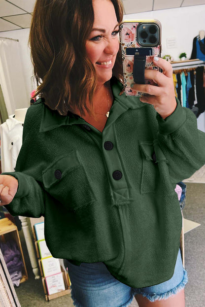 Top henley con bolsillo con solapa y manga larga de talla grande en verde negruzco