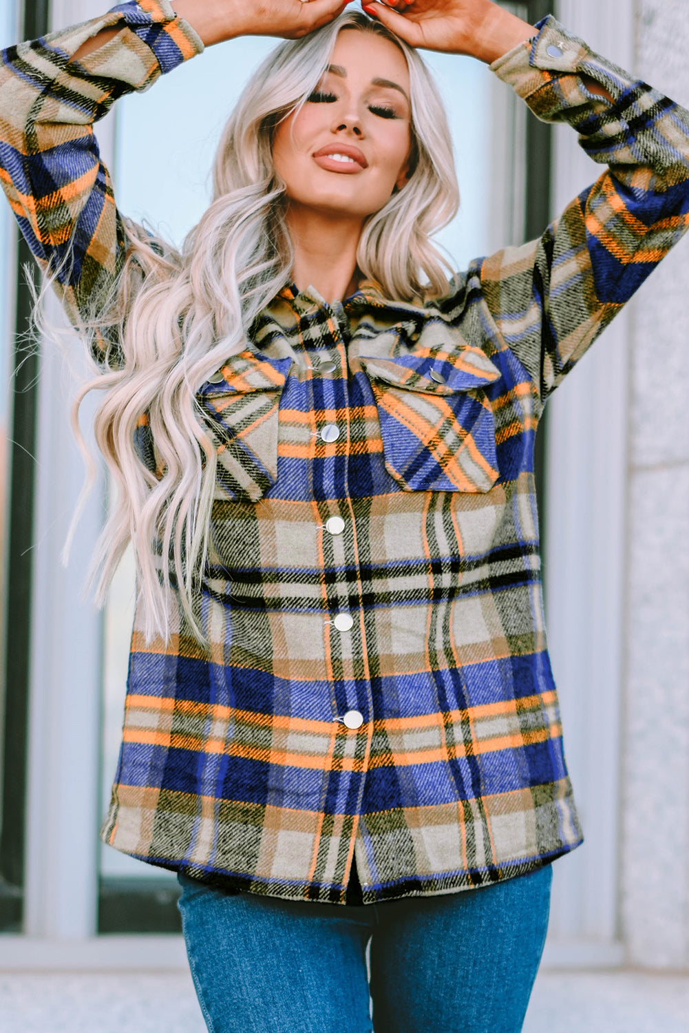 Chaqueta estilo camisa con bolsillo delantero y botones a cuadros rojos