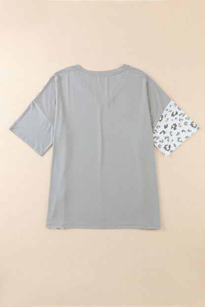 Camiseta de talla grande con cuello en V y patchwork de leopardo gris