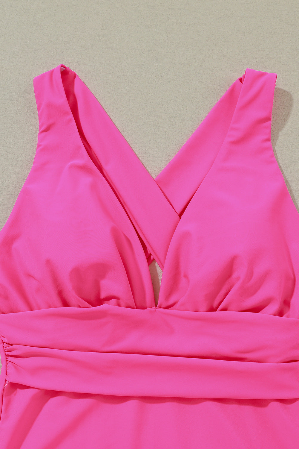 Monokini de corte alto fruncido sin espalda cruzado con cuello en V profundo rosa rojo