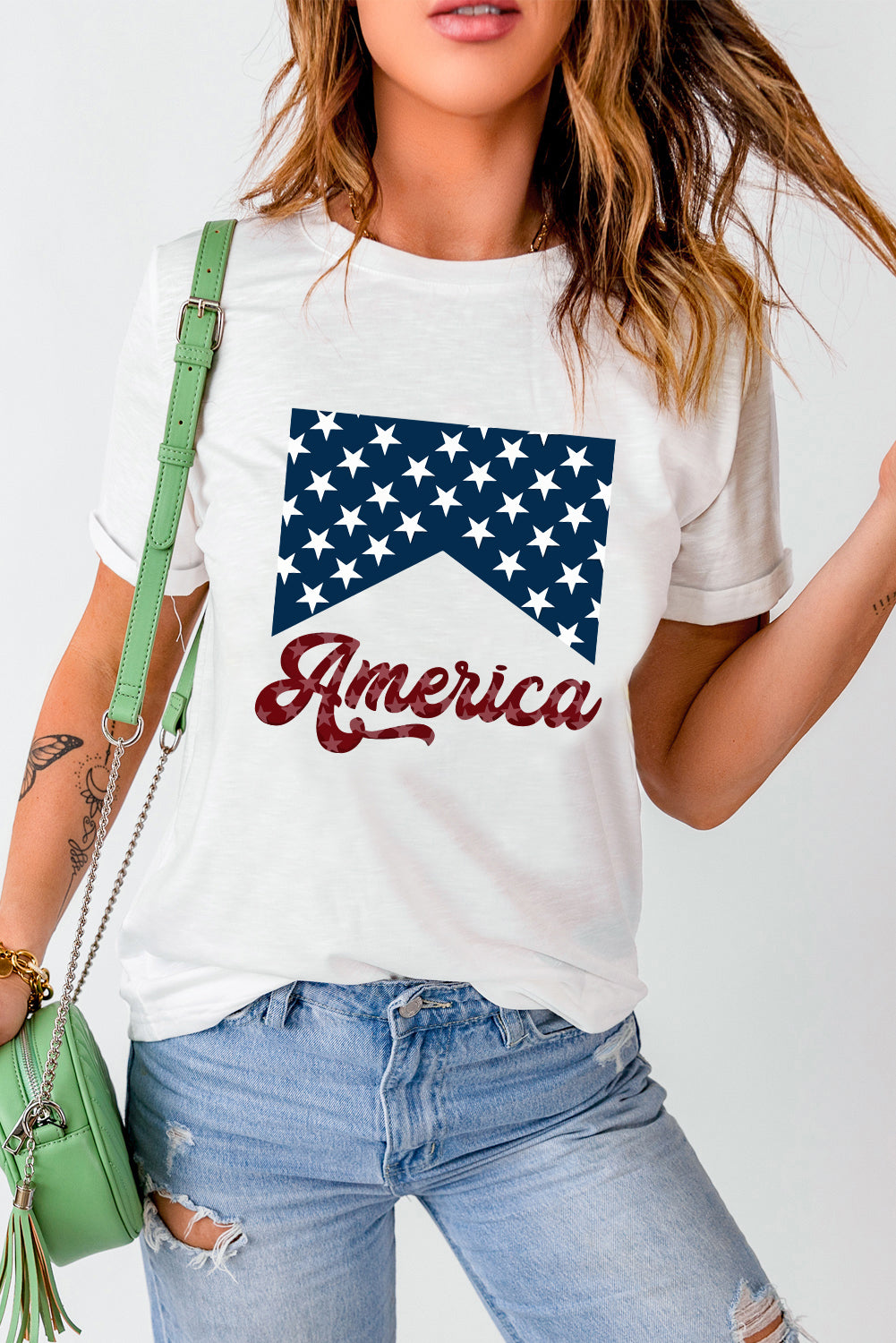 Camiseta blanca informal con cuello redondo y estampado de estrellas de América