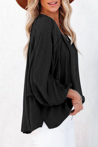 Blusa informal negra con cuello en V y detalle plisado