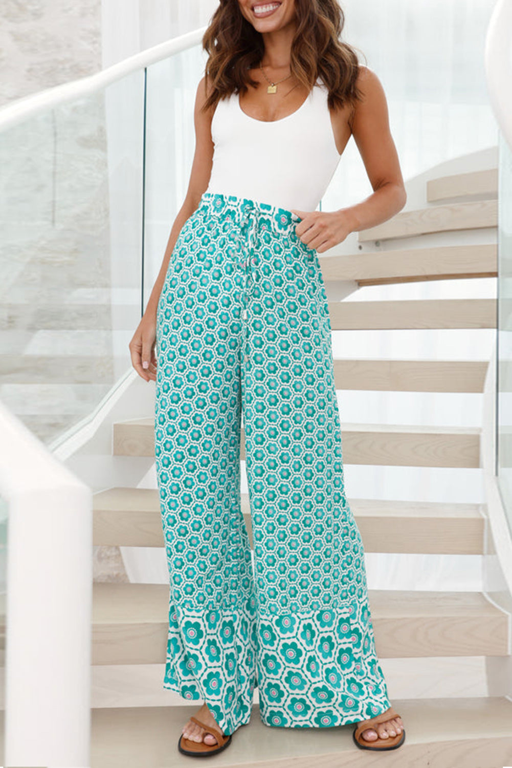 Pantalones acampanados de cintura alta con cordón y estampado geométrico boho verde