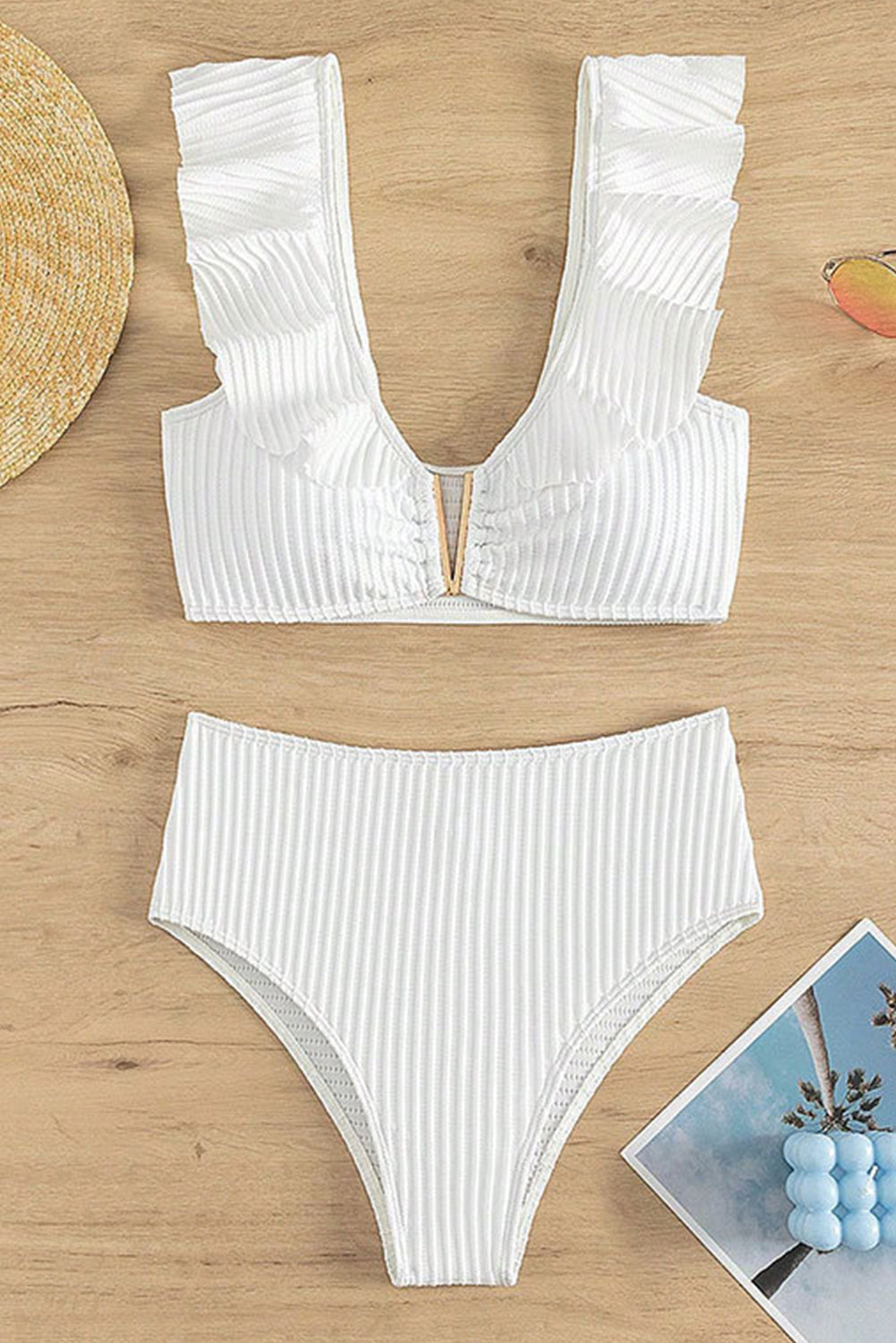 Conjunto de bikini de cintura alta con cuello en V y muescas con volantes y textura blanca