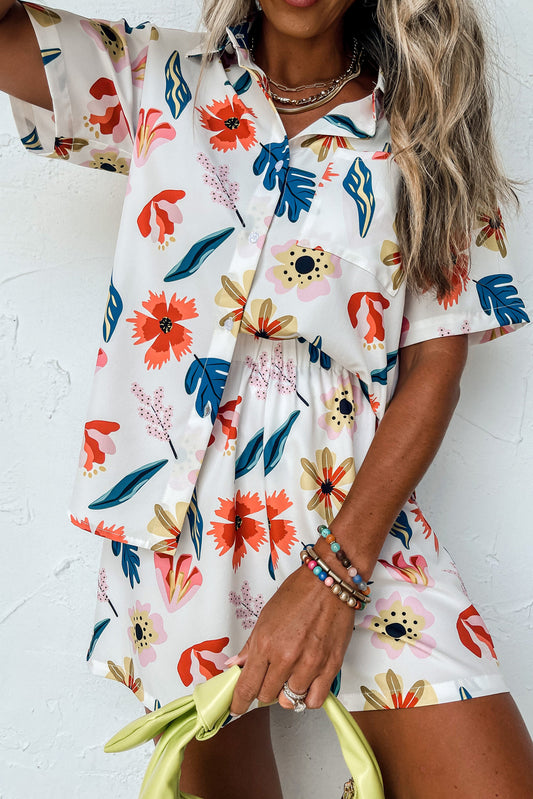 Conjunto de ropa de estar por casa con camisa de manga corta y pantalones cortos con estampado floral blanco